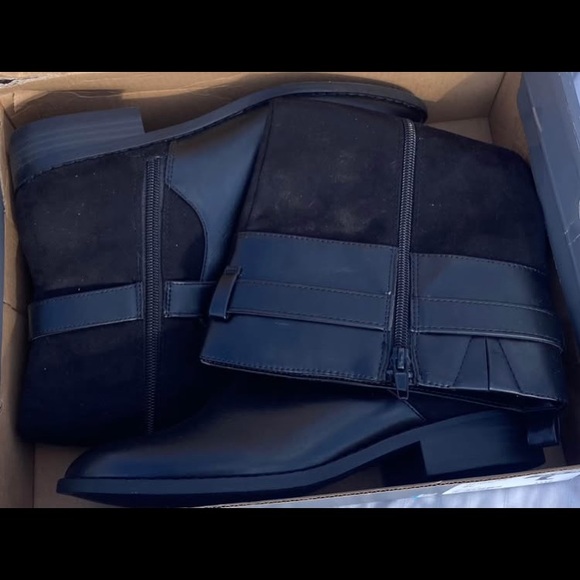 New with tags. Liz Claiborne boots. 7.5M. Black with gold accents. - Picture 7 of 11